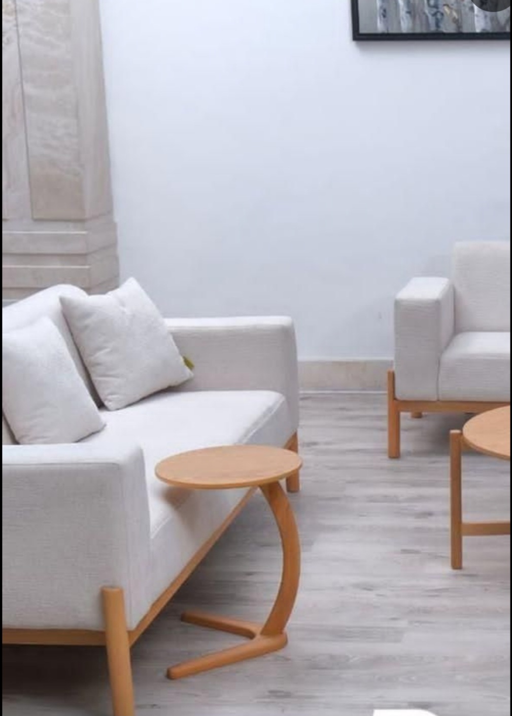 میز عسلی و لپ تاپ